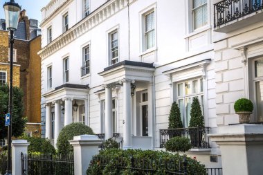 Londra, İngiltere - 9 Eylül 2023: Chelsea 'nin en zengin yaşam tarzlarından biri olan periyodik binasında çiçeklerle süslenmiş kapı girişi. Londra sokak fotoğrafçılığı