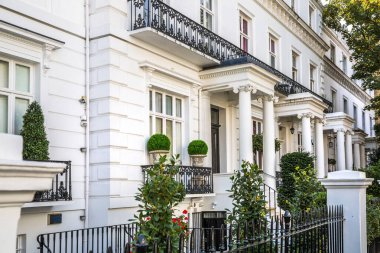 Londra, İngiltere - 9 Eylül 2023: Chelsea 'nin en zengin yaşam tarzlarından biri olan periyodik binasında çiçeklerle süslenmiş kapı girişi. Londra sokak fotoğrafçılığı