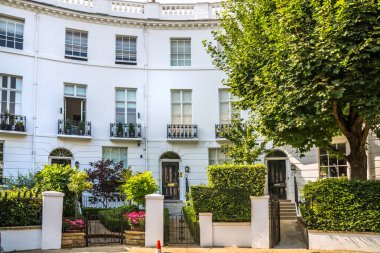Londra, İngiltere - 9 Eylül 2023: Chelsea 'nin en zengin yaşam tarzlarından biri olan periyodik binasında çiçeklerle süslenmiş kapı girişi. Londra sokak fotoğrafçılığı