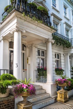 Londra, İngiltere - 9 Eylül 2023: Chelsea 'nin en zengin yaşam tarzlarından biri olan periyodik binasında çiçeklerle süslenmiş kapı girişi. Londra sokak fotoğrafçılığı