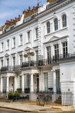 Londra, İngiltere - 9 Eylül 2023: Chelsea 'nin en zengin yaşam tarzlarından biri olan güzel periyodik binası. Londra sokak fotoğrafçılığı