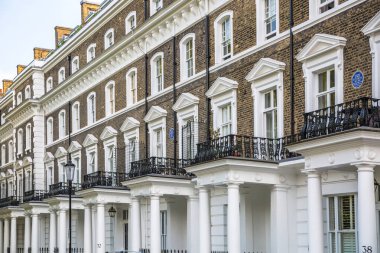 Londra, İngiltere - 9 Eylül 2023: Chelsea 'nin en zengin yaşam tarzlarından biri olan güzel periyodik binası. Londra sokak fotoğrafçılığı