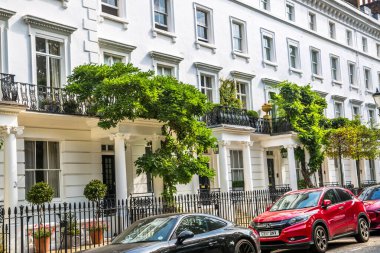 Londra, İngiltere - 9 Eylül 2023: Chelsea 'nin en zengin yaşam tarzlarından biri olan periyodik binasında çiçeklerle süslenmiş kapı girişi. Londra sokak fotoğrafçılığı