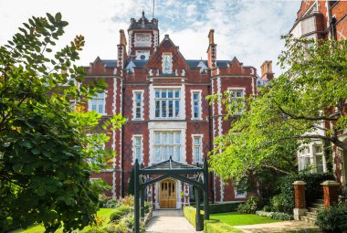 Londra, İngiltere - 9 Eylül 2023: Chelsea 'nin en zengin yaşam tarzlarından biri olan güzel periyodik binası. Londra sokak fotoğrafçılığı