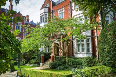 Londra, İngiltere - 9 Eylül 2023: Chelsea 'nin en zengin yaşam tarzlarından biri olan periyodik binasında çiçeklerle süslenmiş kapı girişi. Londra sokak fotoğrafçılığı