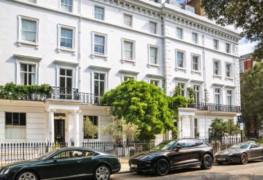 Londra, İngiltere - 9 Eylül 2023: Chelsea 'nin en zengin yaşam tarzlarından biri olan periyodik binasında çiçeklerle süslenmiş kapı girişi. Londra sokak fotoğrafçılığı