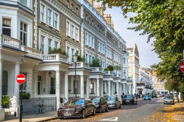 Londra, İngiltere - 9 Eylül 2023: Chelsea 'nin en zengin yaşam tarzlarından biri olan güzel periyodik binası. Londra sokak fotoğrafçılığı