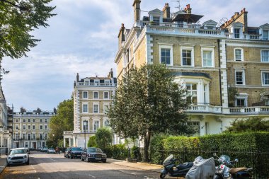 Londra, İngiltere - 9 Eylül 2023: Chelsea 'nin en zengin yaşam tarzlarından biri olan periyodik binasında çiçeklerle süslenmiş kapı girişi. Londra sokak fotoğrafçılığı