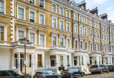 Londra, İngiltere - 9 Eylül 2023: Chelsea 'nin en zengin yaşam tarzlarından biri olan güzel periyodik binası. Londra sokak fotoğrafçılığı