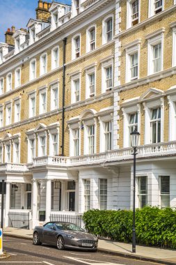 Londra, İngiltere - 9 Eylül 2023: Chelsea 'nin en zengin yaşam tarzlarından biri olan güzel periyodik binası. Londra sokak fotoğrafçılığı