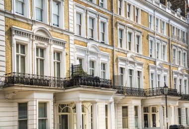 Londra, İngiltere - 9 Eylül 2023: Chelsea 'nin en zengin yaşam tarzlarından biri olan güzel periyodik binası. Londra sokak fotoğrafçılığı