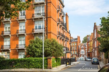 Londra, İngiltere - 9 Eylül 2023: Chelsea 'nin en zengin yaşam tarzlarından biri olan güzel periyodik binası. Londra sokak fotoğrafçılığı