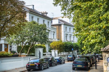 Londra, İngiltere - 9 Eylül 2023: Chelsea 'nin en zengin yaşam tarzlarından biri olan güzel periyodik binası. Londra sokak fotoğrafçılığı