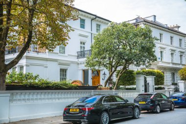 Londra, İngiltere - 9 Eylül 2023: Chelsea 'nin en zengin yaşam tarzlarından biri olan güzel periyodik binası. Londra sokak fotoğrafçılığı