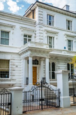 Londra, İngiltere - 9 Eylül 2023: Chelsea 'nin en zengin yaşam tarzlarından biri olan periyodik binasında çiçeklerle süslenmiş kapı girişi. Londra sokak fotoğrafçılığı