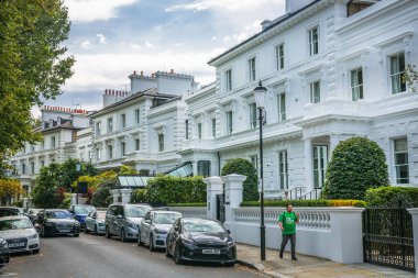 Londra, İngiltere - 9 Eylül 2023: Chelsea 'nin en zengin yaşam tarzlarından biri olan periyodik binasında çiçeklerle süslenmiş kapı girişi. Londra sokak fotoğrafçılığı