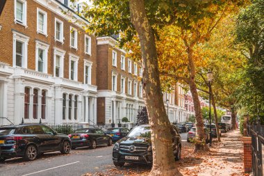 Londra, İngiltere - 9 Eylül 2023: Chelsea 'nin en zengin yaşam tarzlarından biri olan güzel periyodik binası. Londra sokak fotoğrafçılığı