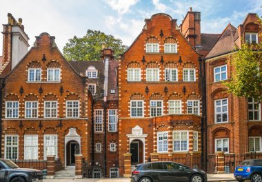 Londra, İngiltere - 9 Eylül 2023: Chelsea 'nin en zengin yaşam tarzlarından biri olan güzel periyodik binası. Londra sokak fotoğrafçılığı