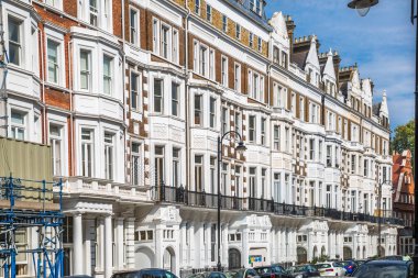 Londra, İngiltere - 9 Eylül 2023: Chelsea 'nin en zengin yaşam tarzlarından biri olan güzel periyodik binası. Londra sokak fotoğrafçılığı