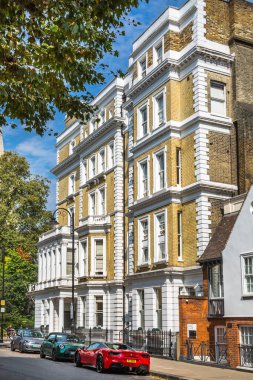 Londra, İngiltere - 9 Eylül 2023: Chelsea 'nin en zengin yaşam tarzlarından biri olan güzel periyodik binası. Londra sokak fotoğrafçılığı