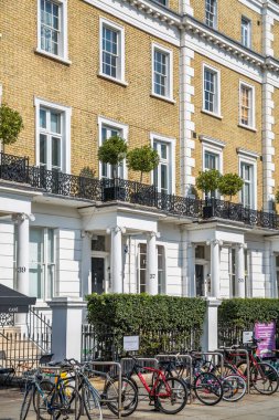 Londra, İngiltere - 9 Eylül 2023: Chelsea 'nin en zengin yaşam tarzlarından biri olan periyodik binasında çiçeklerle süslenmiş kapı girişi. Londra sokak fotoğrafçılığı