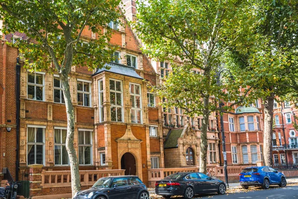 ロンドン イギリス 2023年9月9日 豪華なライフスタイルで暮らす最も豊かな地域の一つチェルシーの周期的な建物で花で装飾されたドアエントランス ロンドン ストリート写真 ロイヤリティフリーのストック写真