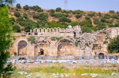 Perge, Antik Roma amfitiyatrosu. İ.Ö. 12 ila 13. yüzyıllarda inşa edilmiş. MÖ 7. yüzyıldan kalma Yunan kolonisi, MÖ 334 yılında Persler ve Büyük İskender tarafından fethedildi..