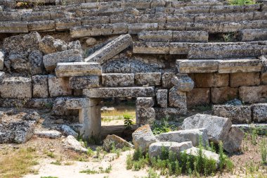 Perge, Antik Roma amfitiyatrosu. İ.Ö. 12 ila 13. yüzyıllarda inşa edilmiş. MÖ 7. yüzyıldan kalma Yunan kolonisi, MÖ 334 yılında Persler ve Büyük İskender tarafından fethedildi..