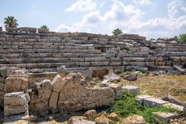 Perge, Antik Roma amfitiyatrosu. İ.Ö. 12 ila 13. yüzyıllarda inşa edilmiş. MÖ 7. yüzyıldan kalma Yunan kolonisi, MÖ 334 yılında Persler ve Büyük İskender tarafından fethedildi..