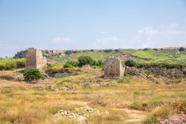 Perge, Antik Roma amfitiyatrosu. İ.Ö. 12 ila 13. yüzyıllarda inşa edilmiş. MÖ 7. yüzyıldan kalma Yunan kolonisi, MÖ 334 yılında Persler ve Büyük İskender tarafından fethedildi..