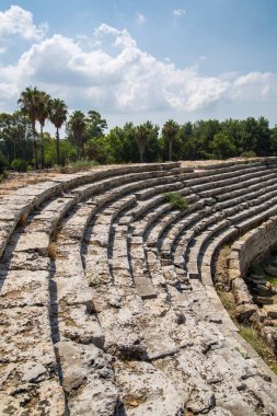 Perge, Antik Roma amfitiyatrosu. İ.Ö. 12 ila 13. yüzyıllarda inşa edilmiş. MÖ 7. yüzyıldan kalma Yunan kolonisi, MÖ 334 yılında Persler ve Büyük İskender tarafından fethedildi..