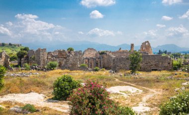 Perge, Antik Roma amfitiyatrosu. İ.Ö. 12 ila 13. yüzyıllarda inşa edilmiş. MÖ 7. yüzyıldan kalma Yunan kolonisi, MÖ 334 yılında Persler ve Büyük İskender tarafından fethedildi..