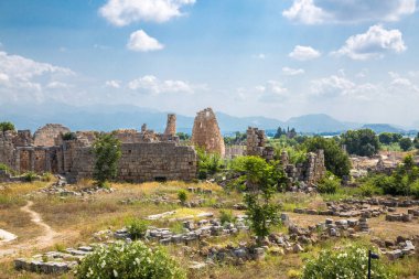 Perge, Eski Kapı Kulesi ve yan taraflarında pazar meydanı kalıntıları. MÖ 7. yüzyıldan kalma Yunan kolonisi, MÖ 334 yılında Persler ve Büyük İskender tarafından fethedildi..