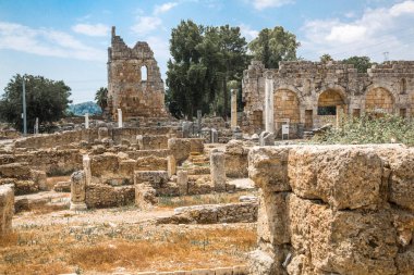 Perge, Romalılar pazar meydanında yıkanıyor. MÖ 7. yüzyıldan kalma Yunan kolonisi, MÖ 334 yılında Persler ve Büyük İskender tarafından fethedildi..