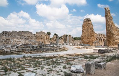 Perge, Eski Kapı Kulesi ve yan taraflarında pazar meydanı kalıntıları. MÖ 7. yüzyıldan kalma Yunan kolonisi, MÖ 334 yılında Persler ve Büyük İskender tarafından fethedildi..