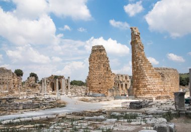 Perge, Eski Kapı Kulesi ve yan taraflarında pazar meydanı kalıntıları. MÖ 7. yüzyıldan kalma Yunan kolonisi, MÖ 334 yılında Persler ve Büyük İskender tarafından fethedildi..