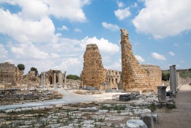 Perge, Eski Kapı Kulesi ve yan taraflarında pazar meydanı kalıntıları. MÖ 7. yüzyıldan kalma Yunan kolonisi, MÖ 334 yılında Persler ve Büyük İskender tarafından fethedildi..