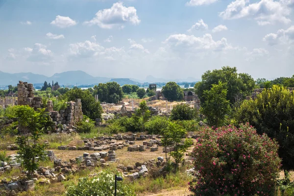 Perge, Antik Roma amfitiyatrosu. İ.Ö. 12 ila 13. yüzyıllarda inşa edilmiş. MÖ 7. yüzyıldan kalma Yunan kolonisi, MÖ 334 yılında Persler ve Büyük İskender tarafından fethedildi..