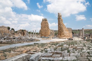 Perge, Eski Kapı Kulesi ve yan taraflarında pazar meydanı kalıntıları. MÖ 7. yüzyıldan kalma Yunan kolonisi, MÖ 334 yılında Persler ve Büyük İskender tarafından fethedildi..