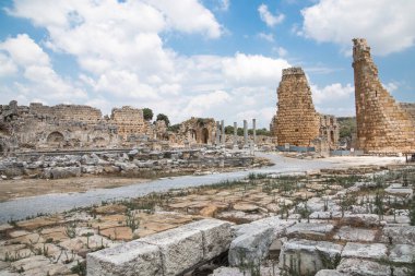 Perge, Romalılar pazar meydanında yıkanıyor. MÖ 7. yüzyıldan kalma Yunan kolonisi, MÖ 334 yılında Persler ve Büyük İskender tarafından fethedildi..