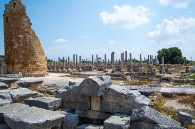 Perge, Romalılar pazar meydanında yıkanıyor. MÖ 7. yüzyıldan kalma Yunan kolonisi, MÖ 334 yılında Persler ve Büyük İskender tarafından fethedildi..