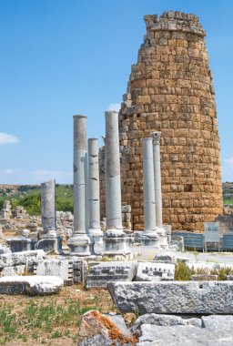 Perge, Eski Kapı Kulesi ve yan taraflarında pazar meydanı kalıntıları. MÖ 7. yüzyıldan kalma Yunan kolonisi, MÖ 334 yılında Persler ve Büyük İskender tarafından fethedildi..