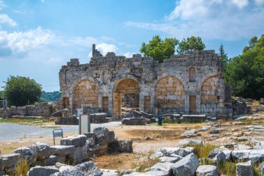 Perge, Romalılar pazar meydanında yıkanıyor. MÖ 7. yüzyıldan kalma Yunan kolonisi, MÖ 334 yılında Persler ve Büyük İskender tarafından fethedildi..