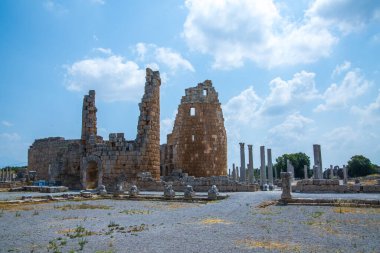 Perge, Eski Kapı Kulesi ve yan taraflarında pazar meydanı kalıntıları. MÖ 7. yüzyıldan kalma Yunan kolonisi, MÖ 334 yılında Persler ve Büyük İskender tarafından fethedildi..