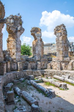 Perge, Romalılar pazar meydanında yıkanıyor. MÖ 7. yüzyıldan kalma Yunan kolonisi, MÖ 334 yılında Persler ve Büyük İskender tarafından fethedildi..