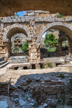 Perge, Romalılar pazar meydanında yıkanıyor. MÖ 7. yüzyıldan kalma Yunan kolonisi, MÖ 334 yılında Persler ve Büyük İskender tarafından fethedildi..
