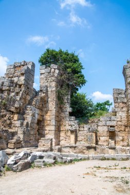 Perge, Romalılar pazar meydanında yıkanıyor. MÖ 7. yüzyıldan kalma Yunan kolonisi, MÖ 334 yılında Persler ve Büyük İskender tarafından fethedildi..