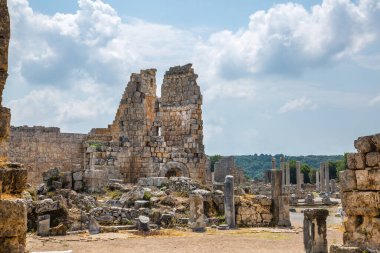 Perge, Eski Kapı Kulesi ve yan taraflarında pazar meydanı kalıntıları. MÖ 7. yüzyıldan kalma Yunan kolonisi, MÖ 334 yılında Persler ve Büyük İskender tarafından fethedildi..