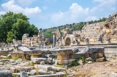 Perge, Eski Hamam ve yan taraftaki özel evlerin kalıntıları. MÖ 7. yüzyıldan kalma Yunan kolonisi, MÖ 334 yılında Persler ve Büyük İskender tarafından fethedildi..