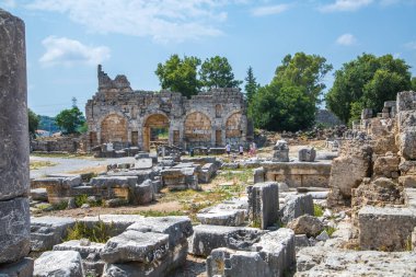 Perge, pazar meydanı ve kenarlarında özel evler var. MÖ 7. yüzyıldan kalma Yunan kolonisi, MÖ 334 yılında Persler ve Büyük İskender tarafından fethedildi..